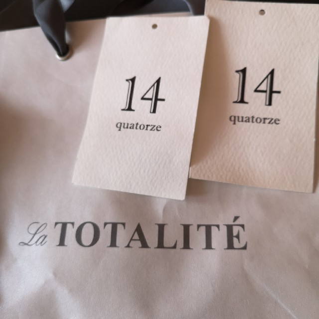 La TOTALITE(ラトータリテ)の【未使用】La TOTALITEラトータリテ白フラワーモチーフネックレスピアス レディースのアクセサリー(ネックレス)の商品写真