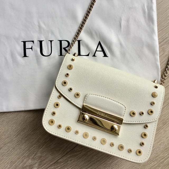 Furla(フルラ)のフルラ メトロポリス 白 スタッズ レディースのバッグ(ショルダーバッグ)の商品写真