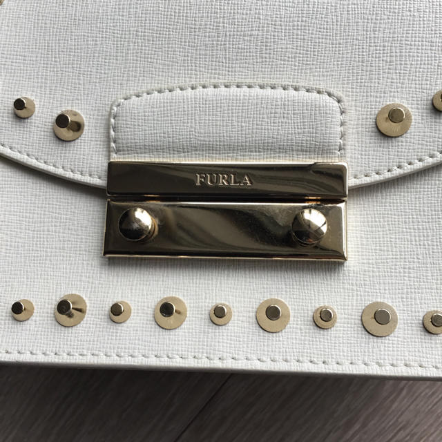 Furla(フルラ)のフルラ メトロポリス 白 スタッズ レディースのバッグ(ショルダーバッグ)の商品写真