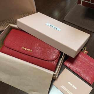 ミュウミュウ(miumiu)のお値下げ　正規品  MIUMIU ミュウミュウ 長財布 美品 赤(財布)