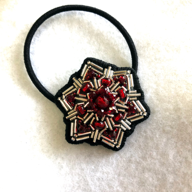 ビーズ刺繍 ブレスレット＆チャーム＆ヘアゴム✳︎３点セット レディースのアクセサリー(ブレスレット/バングル)の商品写真