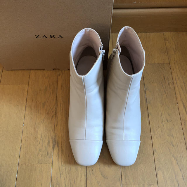 ZARA(ザラ)のZARA 今期 オフホワイト ブーツ レディースの靴/シューズ(ブーツ)の商品写真