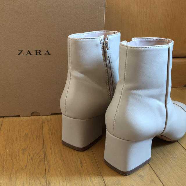 ZARA(ザラ)のZARA 今期 オフホワイト ブーツ レディースの靴/シューズ(ブーツ)の商品写真