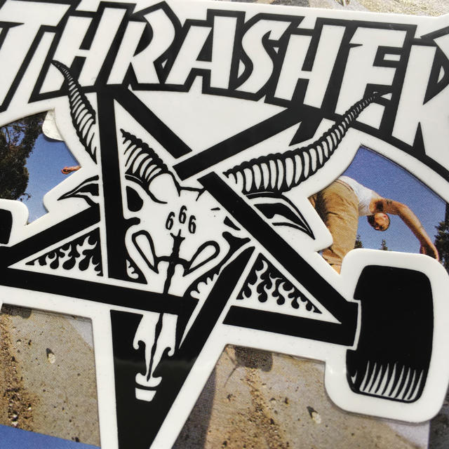 THRASHER(スラッシャー)のTHRASHERスラッシャーマガジンUS限定ロゴアートwhtステッカー スポーツ/アウトドアのスポーツ/アウトドア その他(スケートボード)の商品写真