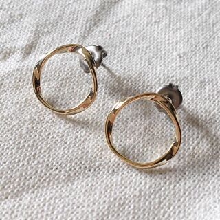 スローブイエナ(SLOBE IENA)のツイストリング▷シンプルピアス チタンポスト ゴールド(ピアス)