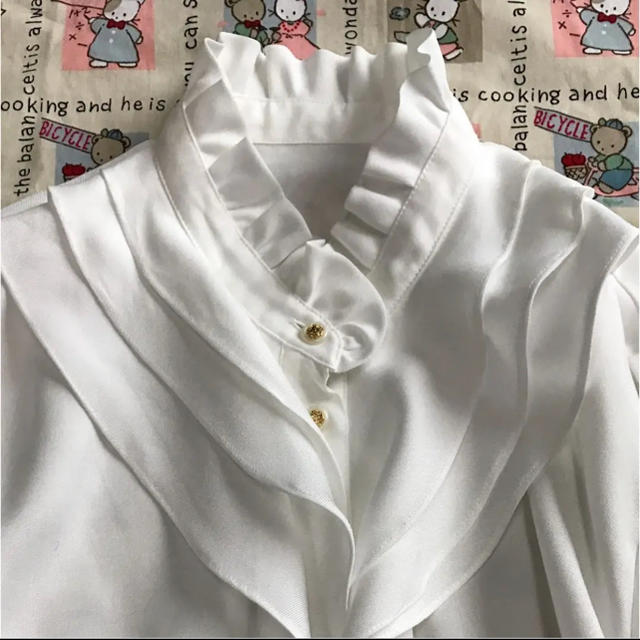 Lochie(ロキエ)の古着 ホワイトブラウス レディースのトップス(シャツ/ブラウス(長袖/七分))の商品写真
