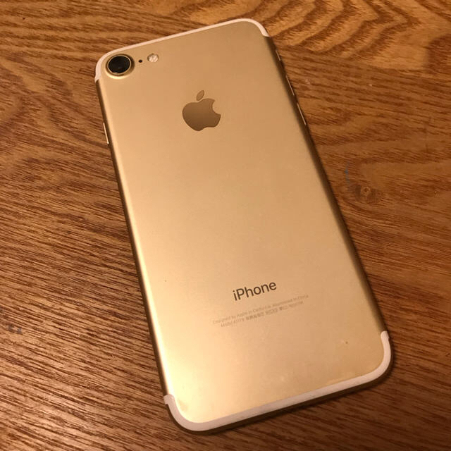 Apple(アップル)の【値下げしました】iPhone7 32GB au ゴールド スマホ/家電/カメラのスマートフォン/携帯電話(スマートフォン本体)の商品写真