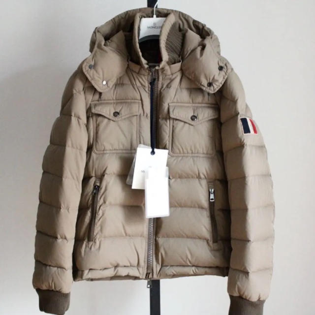 MONCLER(モンクレール)の⭕️りっつん様【美品】希少 上級モデル 特殊ワッペン モンクレール ダウン メンズのジャケット/アウター(ダウンジャケット)の商品写真