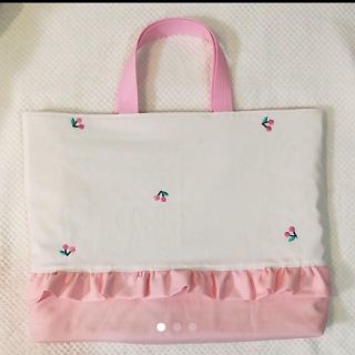 【完成品】フリルつき　レッスンバッグ　キルティング　さくらんぼ　刺繍　女の子(バッグ/レッスンバッグ)