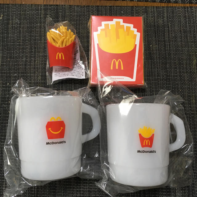 マクドナルド(マクドナルド)のマクドナルド マグカップ二個 トランプ マグネット エンタメ/ホビーのコレクション(ノベルティグッズ)の商品写真