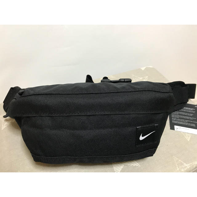 NIKE(ナイキ)の再入荷★新品★ナイキ★ウエストポーチ ボディバッグ★黒 レディースのバッグ(ボディバッグ/ウエストポーチ)の商品写真