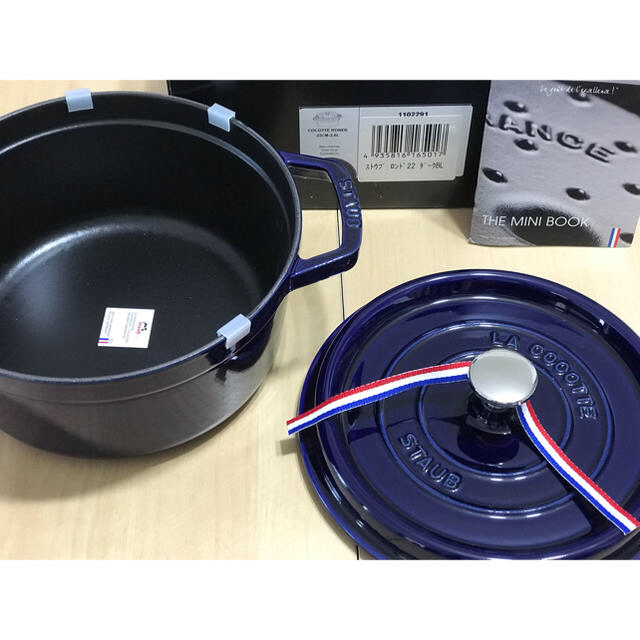 STAUB(ストウブ)の【新品】STAUB ストウブ ココットロンド 22センチ  ダークブルー インテリア/住まい/日用品のキッチン/食器(鍋/フライパン)の商品写真