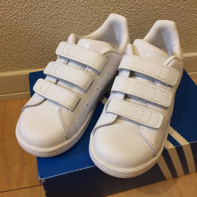 adidas(アディダス)の新品 キッズ オールホワイト スタースミス キッズ/ベビー/マタニティのキッズ靴/シューズ(15cm~)(スニーカー)の商品写真