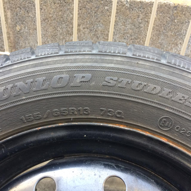 DUNLOP(ダンロップ)のダンロップ スタッドレスタイヤ 155/65R13 自動車/バイクの自動車(タイヤ・ホイールセット)の商品写真