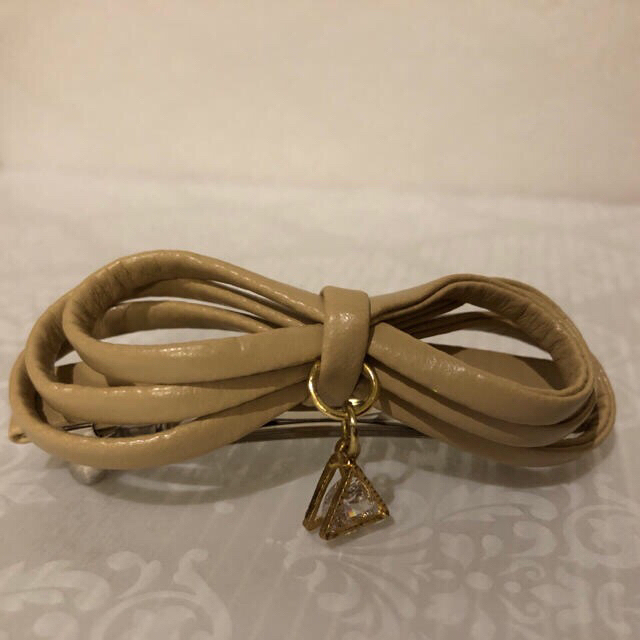 リボンバレッタ（ベージュ） チャーム付き ハンドメイドのアクセサリー(ヘアアクセサリー)の商品写真