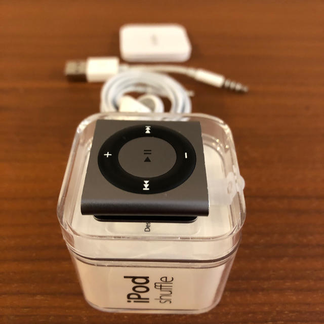 Apple(アップル)のiPod shuffle 2GB 2013年製 スマホ/家電/カメラのオーディオ機器(ポータブルプレーヤー)の商品写真