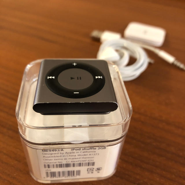 Apple(アップル)のiPod shuffle 2GB 2013年製 スマホ/家電/カメラのオーディオ機器(ポータブルプレーヤー)の商品写真