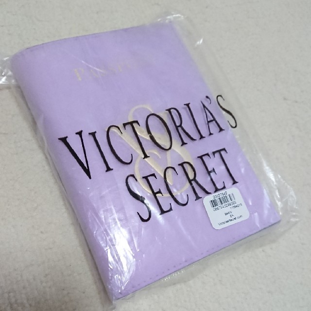 Victoria's Secret(ヴィクトリアズシークレット)のナルさま専用    新品 ヴィクトリアズ・シークレット パスポートケース  インテリア/住まい/日用品の日用品/生活雑貨/旅行(旅行用品)の商品写真