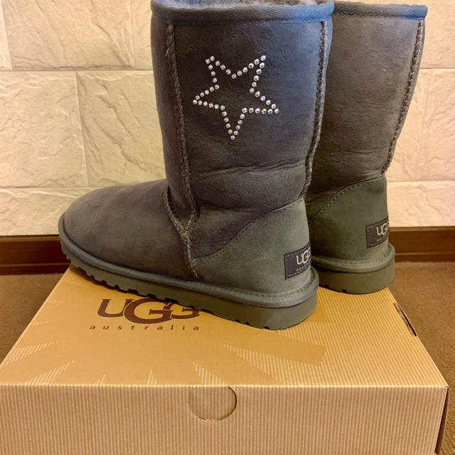 UGG(アグ)の#macchi様専用 UGGアグクラシックショートブーツ レディースの靴/シューズ(ブーツ)の商品写真