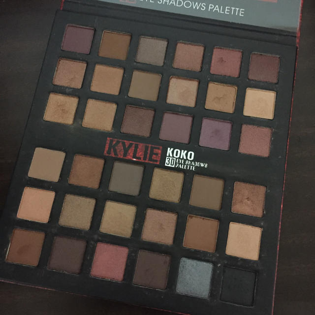 Kylie Cosmetics(カイリーコスメティックス)の【IDさん】KYLIE KOKO 3D EYE SHADOWS PALETTE コスメ/美容のベースメイク/化粧品(アイシャドウ)の商品写真