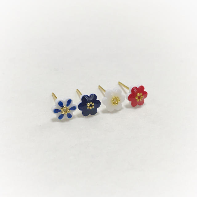 北欧♡小さいお花のピアスセット♡トリコロール ハンドメイドのアクセサリー(ピアス)の商品写真