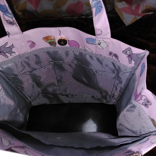 LADUREE(ラデュレ)のLADUREE  チャーム付きトートバッグ レディースのバッグ(トートバッグ)の商品写真