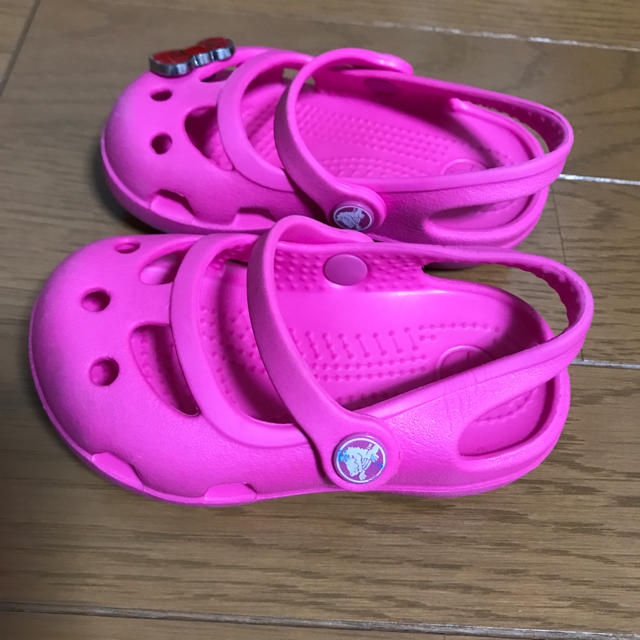 crocs(クロックス)のクロックス サンダル c4 12㎝ ピンク キティーちゃんリボンアクセサリー付 キッズ/ベビー/マタニティのベビー靴/シューズ(~14cm)(サンダル)の商品写真