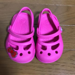 クロックス(crocs)のクロックス サンダル c4 12㎝ ピンク キティーちゃんリボンアクセサリー付(サンダル)