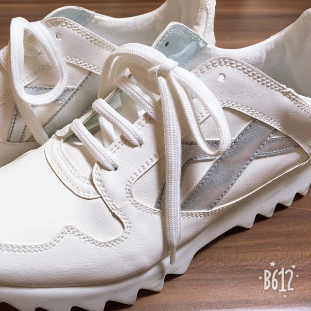 ZARA(ザラ)の新品、未使用ZARA白スニーカー メンズの靴/シューズ(スニーカー)の商品写真