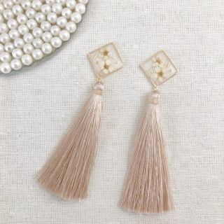 ミルキーホワイト×タッセルピアス(ピアス)