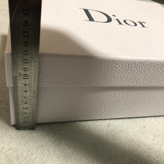 Christian Dior(クリスチャンディオール)のDior 空き箱 白 良品 インテリア/住まい/日用品の収納家具(ケース/ボックス)の商品写真