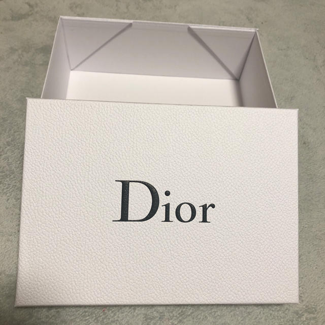 Christian Dior(クリスチャンディオール)のDior 空き箱 白 良品 インテリア/住まい/日用品の収納家具(ケース/ボックス)の商品写真