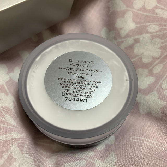 laura mercier(ローラメルシエ)のインヴィジブル ルースセッティングパウダー コスメ/美容のベースメイク/化粧品(フェイスパウダー)の商品写真