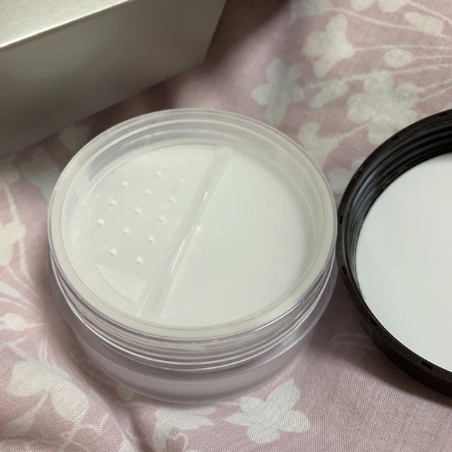 laura mercier(ローラメルシエ)のインヴィジブル ルースセッティングパウダー コスメ/美容のベースメイク/化粧品(フェイスパウダー)の商品写真