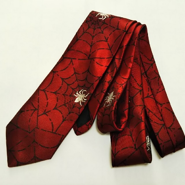 BLACK PEACE NOW(ブラックピースナウ)のブラックピースナウ ネクタイ 赤 クモの巣🕸️ 中古美品 レディースのファッション小物(ネクタイ)の商品写真