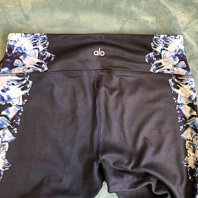 lululemon(ルルレモン)のalo yoga leggings 最終値下げです！ レディースのレッグウェア(レギンス/スパッツ)の商品写真