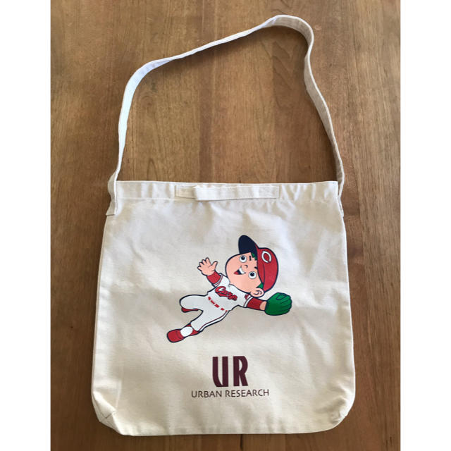 URBAN RESEARCH(アーバンリサーチ)の広島東洋カープ× URBAN RESEARCH ショルダーバック スポーツ/アウトドアの野球(記念品/関連グッズ)の商品写真