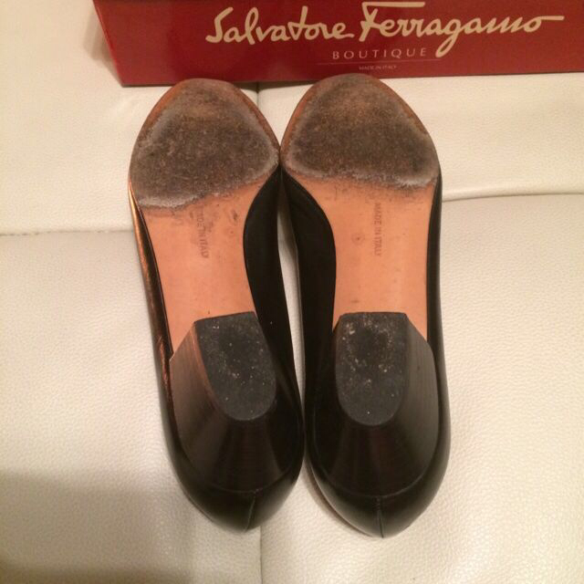 Ferragamo(フェラガモ)のフェラガモ ヴァラ パンプス 黒 7C レディースの靴/シューズ(ハイヒール/パンプス)の商品写真