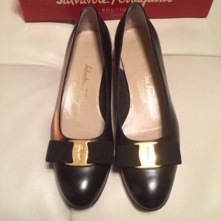 フェラガモ(Ferragamo)のフェラガモ ヴァラ パンプス 黒 7C(ハイヒール/パンプス)