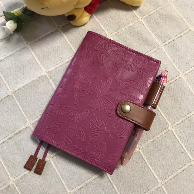 手帳カバー バタフライ ほぼ日手帳 A6本革 パープリッシュピンク ハンドメイド ハンドメイドの文具/ステーショナリー(その他)の商品写真