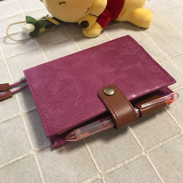 手帳カバー バタフライ ほぼ日手帳 A6本革 パープリッシュピンク ハンドメイド ハンドメイドの文具/ステーショナリー(その他)の商品写真