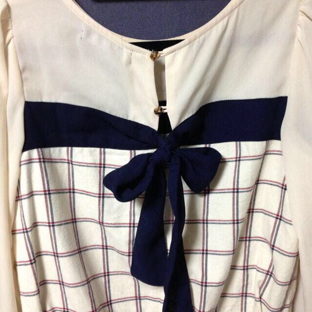 PAGEBOY(ページボーイ)のPAGEBOY バックリボントップス レディースのトップス(シャツ/ブラウス(長袖/七分))の商品写真