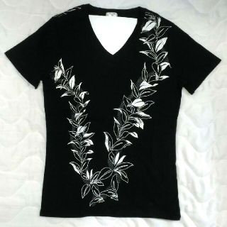 (未使用)  Maunaloa 黒地にシルバー柄のVネックＴシャツ(Tシャツ(半袖/袖なし))