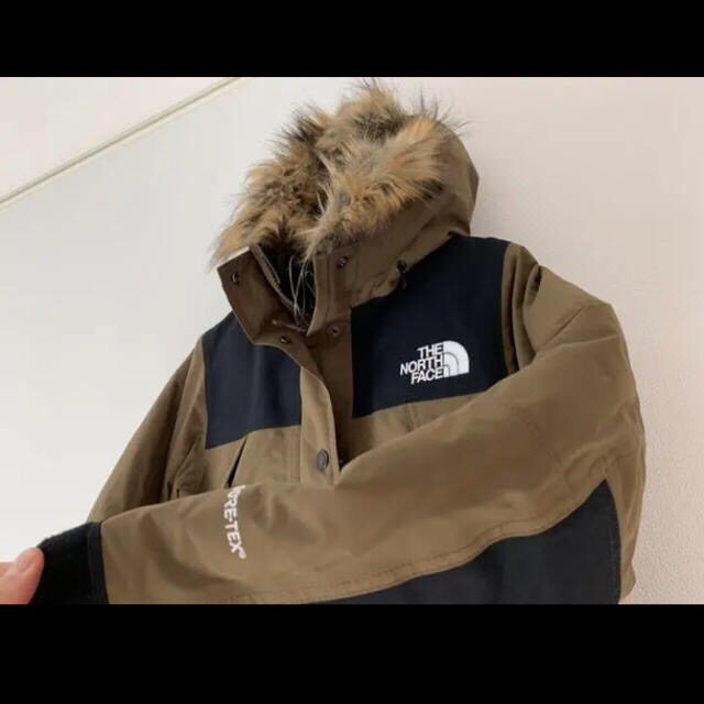 THE NORTH FACE(ザノースフェイス)の18AW【新品】ノースフェイス マウンテンダウン ビーチグリーン レディースS レディースのジャケット/アウター(ダウンコート)の商品写真