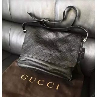 グッチ(Gucci)のGUCCI グッチ シマ レザー ショルダーバッグ ブラック 本革 (ショルダーバッグ)