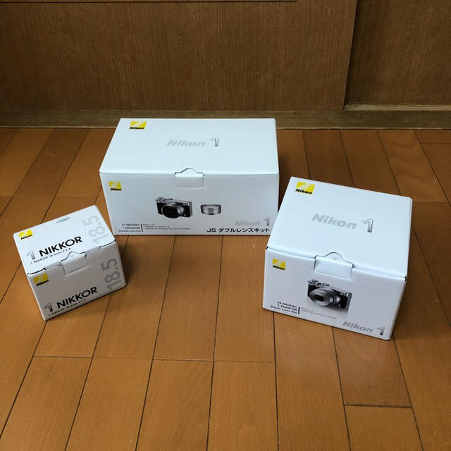 カメラ展示極上品 Nikon：J5 ダブルレンズキット  ミラーレス一眼シルバー