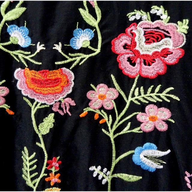 ZARA(ザラ)のZARA 花柄刺繍ワンピース レディースのワンピース(ひざ丈ワンピース)の商品写真