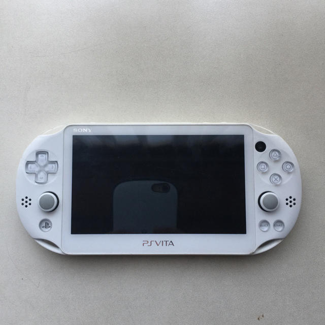 PlayStation Vita(プレイステーションヴィータ)のpsvita white 動作未確認 エンタメ/ホビーのゲームソフト/ゲーム機本体(携帯用ゲーム機本体)の商品写真