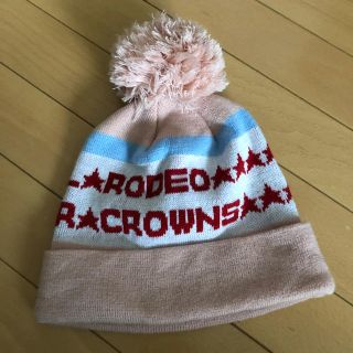 ロデオクラウンズ(RODEO CROWNS)のRODEOCROWNSピンクポンポンニット帽 ワッチ ニットキャップ ロデオ(ニット帽/ビーニー)