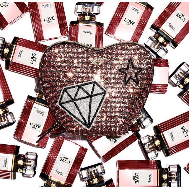 Victoria's Secret(ヴィクトリアズシークレット)のGlitter Mesh Heart Beauty bag レディースのファッション小物(ポーチ)の商品写真